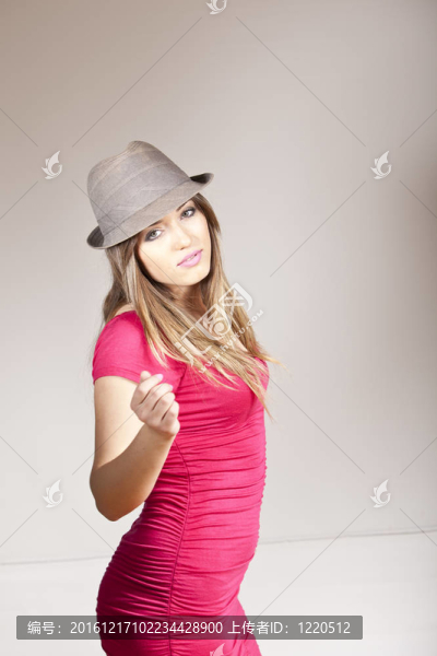 一位年輕漂亮的金發(fā)女郎