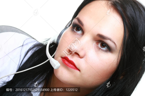 年輕的黑人女孩帶耳機