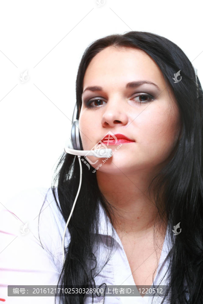 年輕的黑人女孩帶耳機