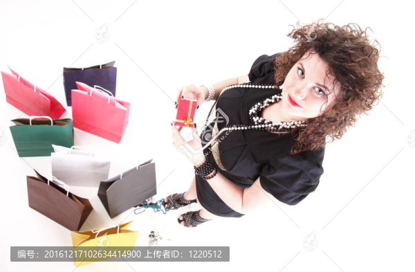 可愛的女人與購物袋