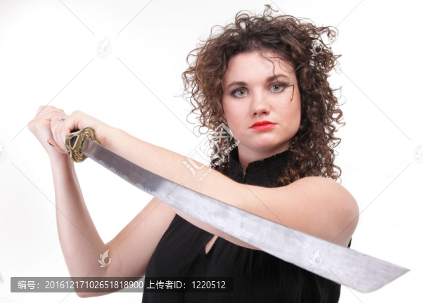 肖像卷曲女子卷發(fā)女孩和劍