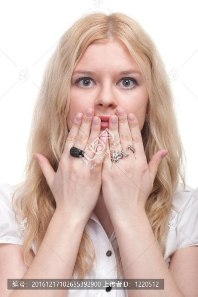 漂亮的女人手在嘴上