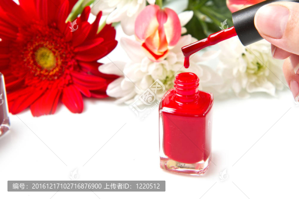 紅色指甲油配花