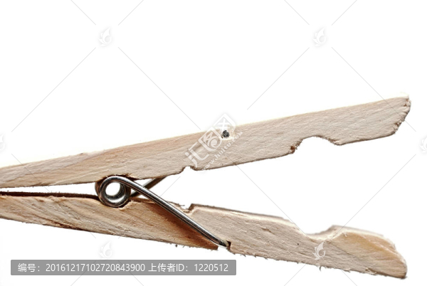 白色背景上的木制衣夾