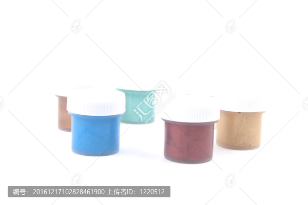 五顏六色的油漆罐