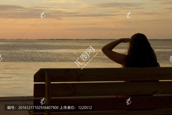 女孩在剪影看森塞特