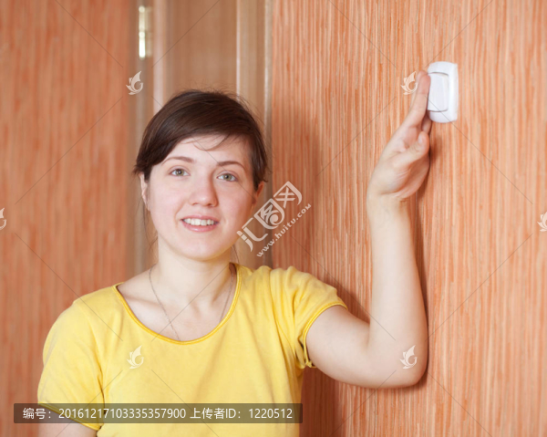 關(guān)掉電燈開關(guān)的女人
