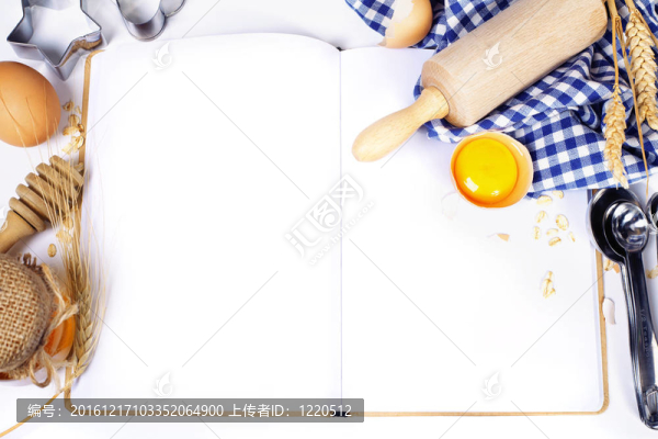 打開筆記本和基本烘焙配料