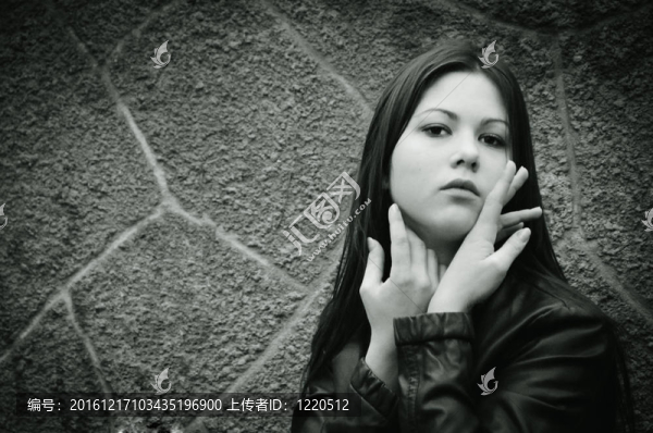 穿著皮夾克的年輕女子肖像