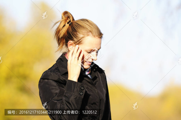 年輕女子在戶外