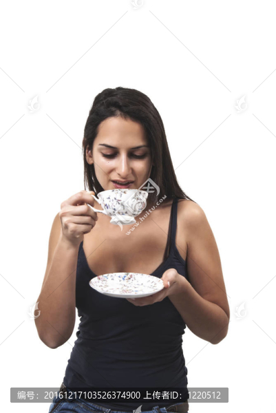 可愛的年輕女子手里拿著一杯咖啡在這分離