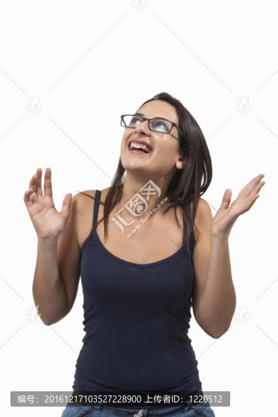 愉快地驚訝漂亮的戴眼鏡的女孩