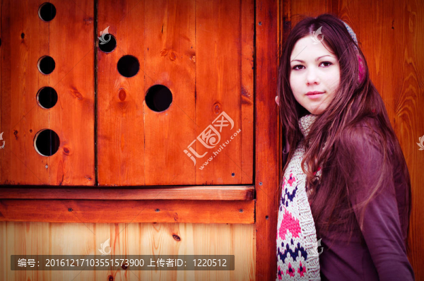 靠近墻的女人