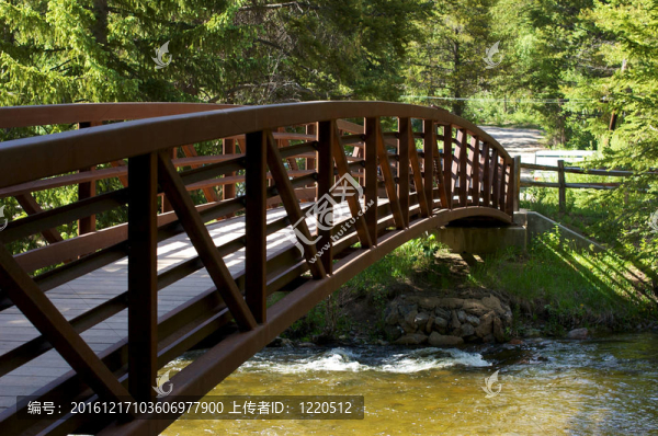 平靜河上的橋