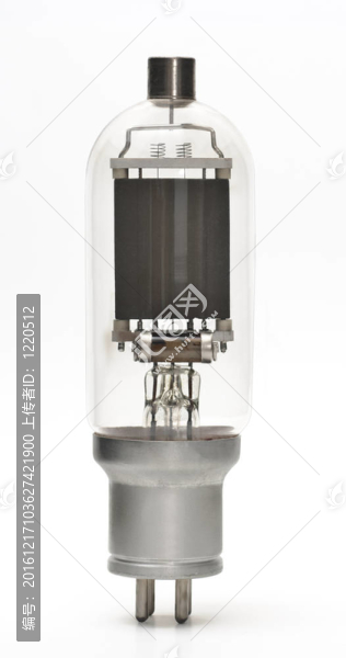 真空管-白色背景下的舊電子元件