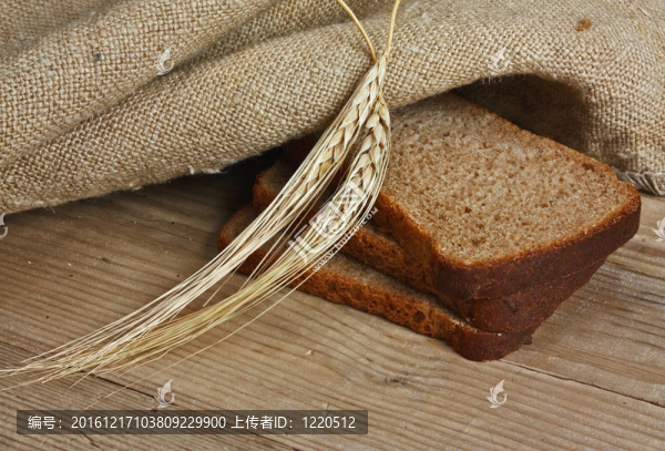 桌上的黑麥面包和玉米穗