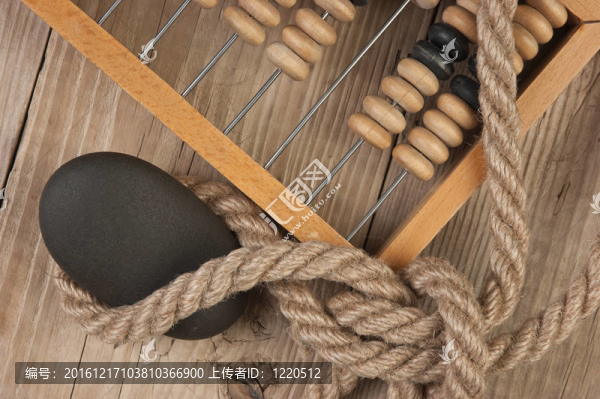 在木制的桌子和老算盤的繩