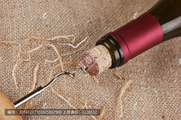 酒瓶和螺旋形的畫布上
