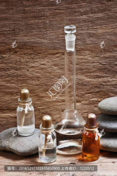 在芬芳的香水精油瓶實(shí)驗(yàn)室