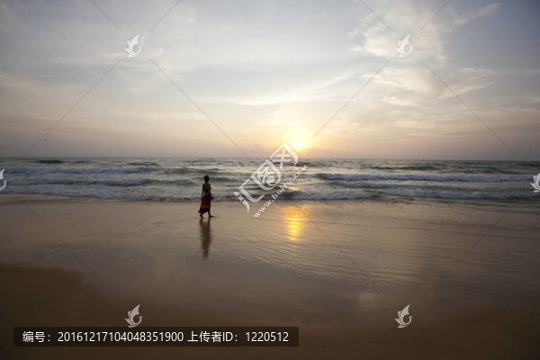 在森塞特海灘散步的女孩