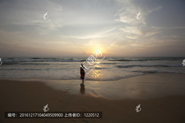 在森塞特海灘散步的女孩