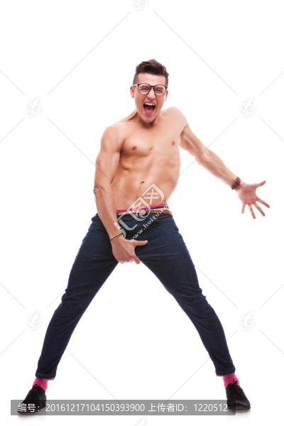 興奮的赤膊男子尖叫