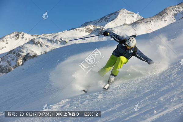 在晴朗的日子里在冬天的雪上滑雪