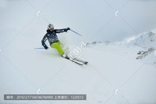 在晴朗的日子里在冬天的雪上滑雪