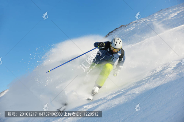 在晴朗的日子里在冬天的雪上滑雪