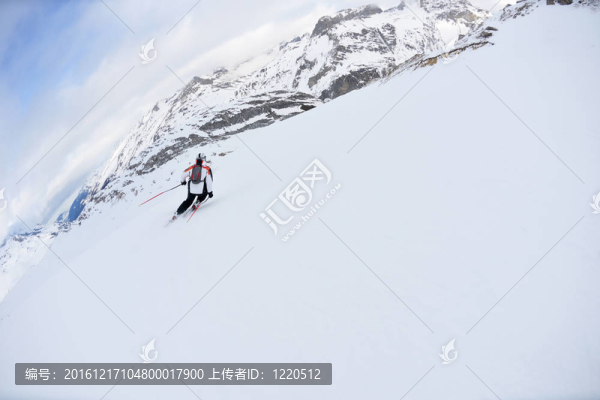 在晴朗的日子里在冬天的雪上滑雪