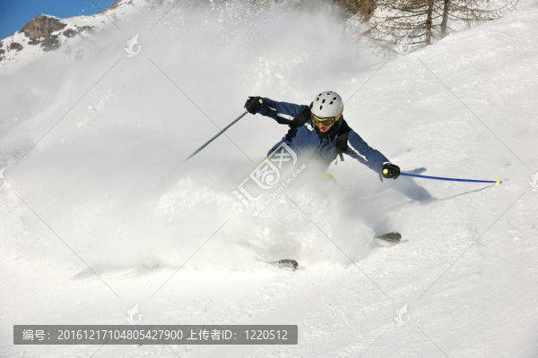 在晴朗的日子里在冬天的雪上滑雪