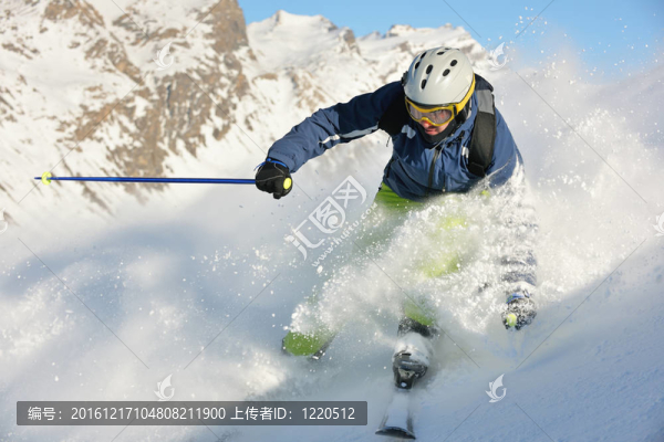 在晴朗的日子里在冬天的雪上滑雪