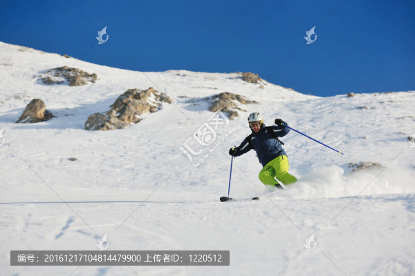 在晴朗的日子里在冬天的雪上滑雪