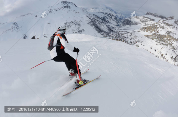在晴朗的日子里在冬天的雪上滑雪