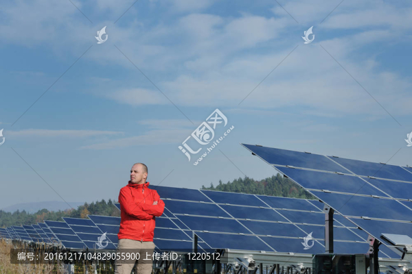 工作場所的太陽能電池板工程師