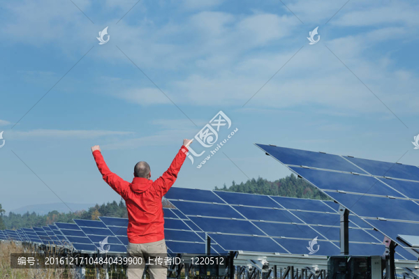 工作場所的太陽能電池板工程師
