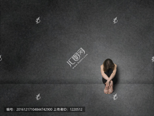 悲傷的女人；攝影棚