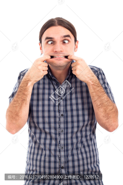 男人扮鬼臉