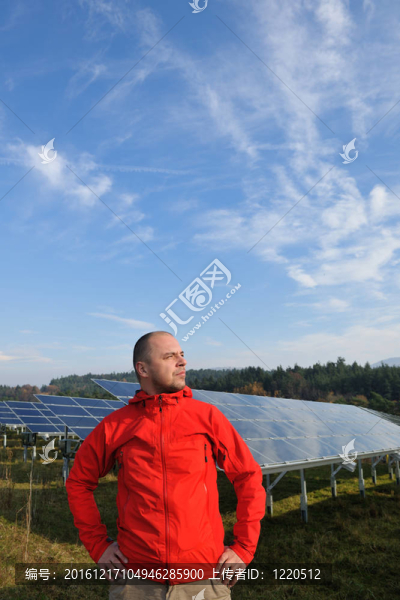 工作場(chǎng)所的太陽能電池板工程師