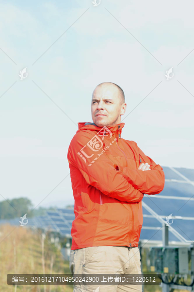 工作場所的太陽能電池板工程師