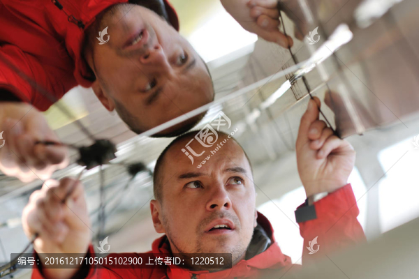 工作場所的太陽能電池板工程師