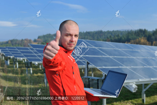太陽(yáng)能電池板廠(chǎng)用筆記本電腦工程師