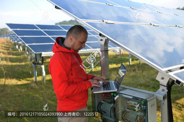 太陽(yáng)能電池板廠用筆記本電腦工程師