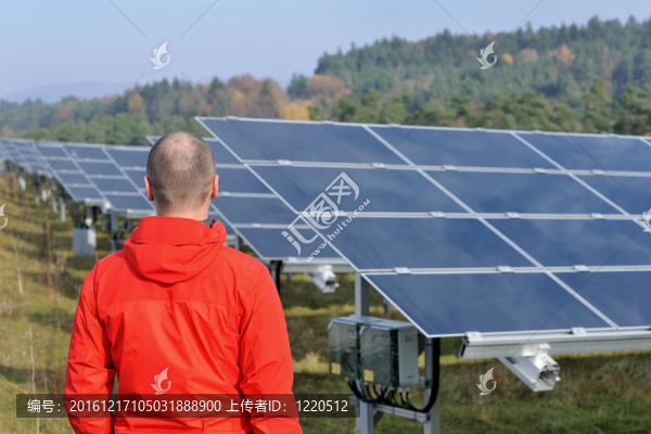 工作場所的太陽能電池板工程師