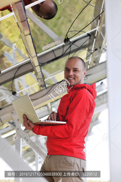 太陽(yáng)能電池板廠用筆記本電腦工程師