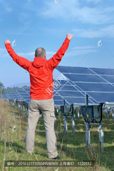 工作場(chǎng)所的太陽能電池板工程師
