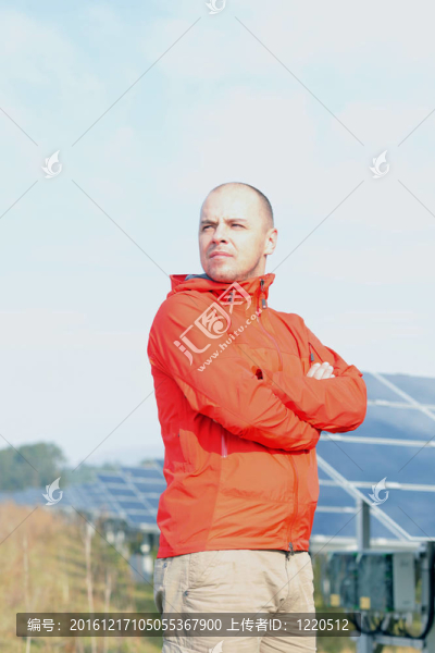 工作場(chǎng)所的太陽(yáng)能電池板工程師