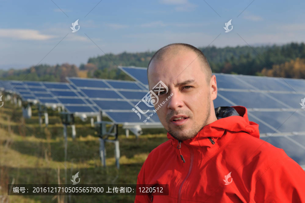 工作場所的太陽能電池板工程師