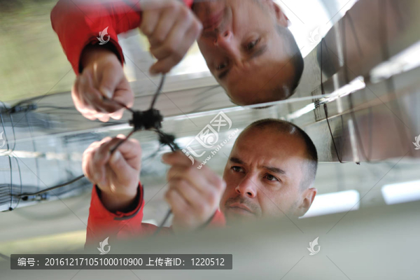 工作場(chǎng)所的太陽(yáng)能電池板工程師