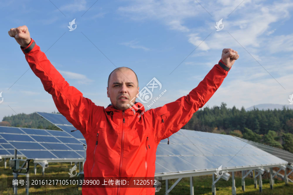 工作場所的太陽能電池板工程師